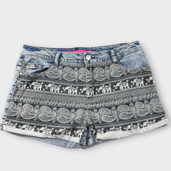 Tinseltown Denim Couture Women’s Size 12 Demin Boho Elephant Print Jean Shorts - Picture 1 of 8